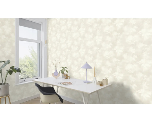 Lichte kamer met bloemenbehang, bureau en raam.