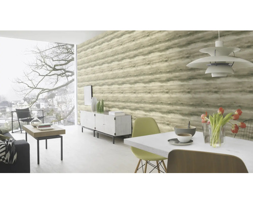 Moderne woonkamer met gemusterd behang, eettafel, stoelen en groot raam