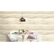 Lichte eetkamer met decoratie, hanglamp en behang
