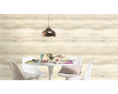 Lichte eetkamer met decoratie, hanglamp en behang