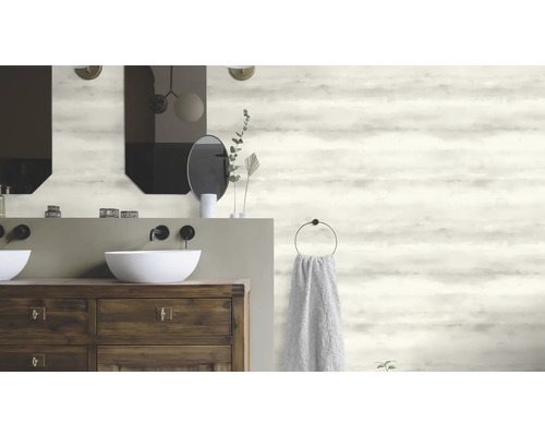 Badkamer met dubbele wastafel, spiegels en behang met patroon