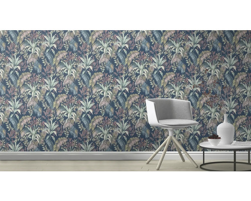 Woonkamer met tropisch behang, stoel en bijzettafel