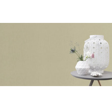 Decoratieve scène met lantaarn, vaas en bloemstuk op een tafel.