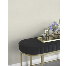 Gestoffeerde bank met metalen frame, bijzettafel met decoratie