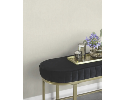 Gestoffeerde bank met metalen frame, bijzettafel met decoratie