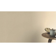 Wanddecoratie met verf en decoratieve elementen op een tafel.