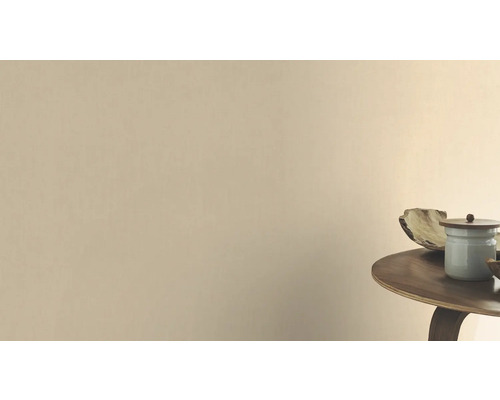 Wanddecoratie met verf en decoratieve elementen op een tafel.