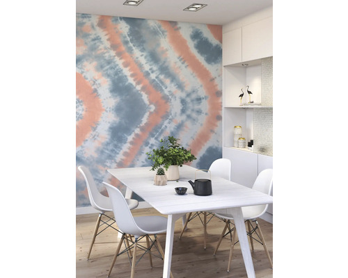 Lichte eetkamer met patroonbehang, eettafel en stoelen.