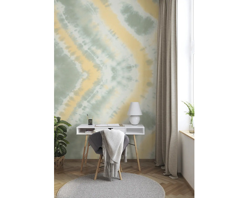 Lichte studeerkamer met bureau, stoel en behang met motief