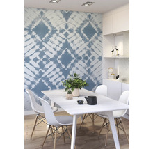 Lichte eetkamer met blauw patroonbehang, witte eettafel en stoelen