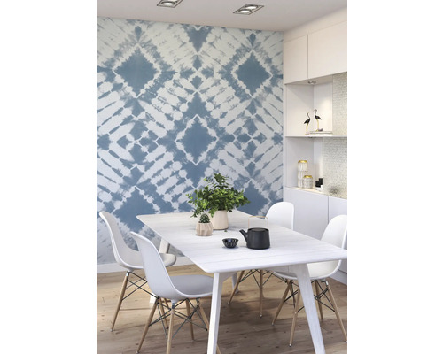 Lichte eetkamer met blauw patroonbehang, witte eettafel en stoelen