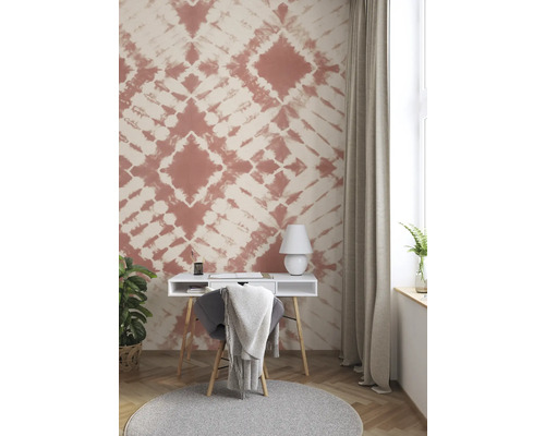 Woonkamer met patroonbehang, bureau en stoel