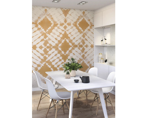 Eetkamer met eettafel, stoelen en behang met patroon