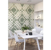 Eetkamer met witte tafel en stoelen voor een behang met motief