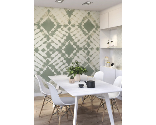 Eetkamer met witte tafel en stoelen voor een behang met motief