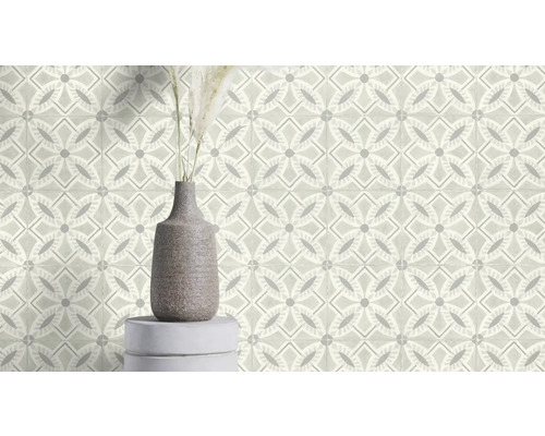 Tegelwand met geometrisch patroon en een vaas met decoratie