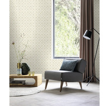 Woonkamer met patroonbehang, fauteuil en raam