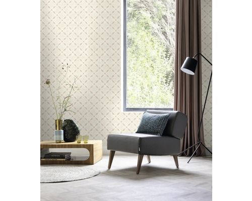 Woonkamer met beige patroonbehang, fauteuil en raam