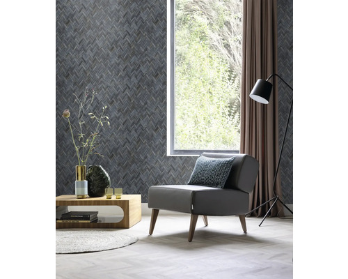 Lichte kamer met fauteuil, raam, lamp, tafel en patroonbehang