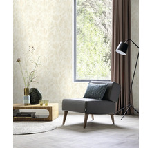 Woonkamer met behang met bladmotief, fauteuil, tafel en raam