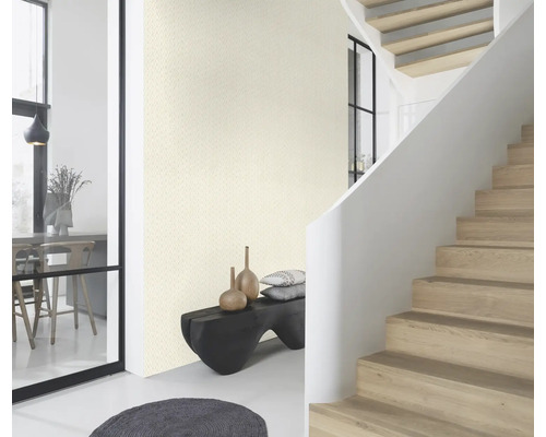 Lichte ruimte met patroonbehang, trap en zitbank