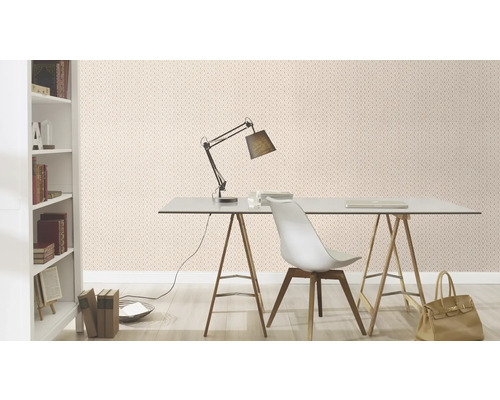 Werkkamer met bureau, stoel, lamp en behang met patroon