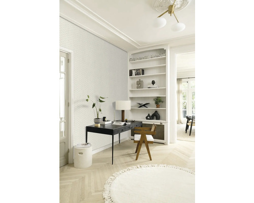 Lichte werkkamer met bureau, stoel, boekenkast en rond vloerkleed