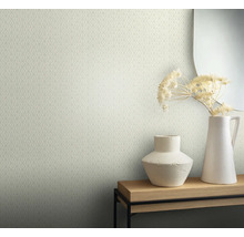 Interieur met patroonbehang, tafel met vazen en spiegel