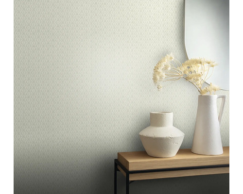 Interieur met patroonbehang, tafel met vazen en spiegel