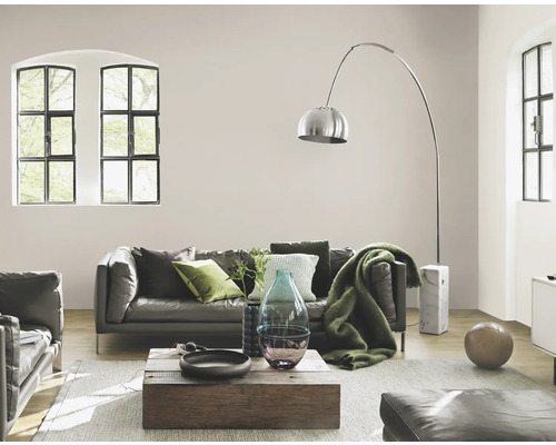 Woonkamer met leren bank, vloerlamp en houten tafel