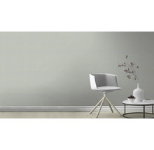 Lichte kamer met stoel, tafel en decoratie voor interieurontwerp