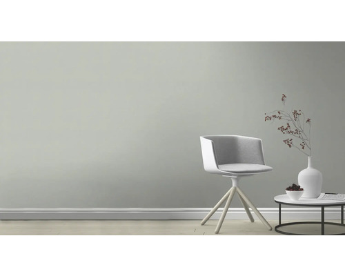 Lichte kamer met stoel, tafel en decoratie voor interieurontwerp