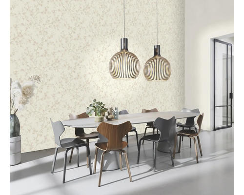 Eetkamer met bloemenbehang, eettafel en hanglampen