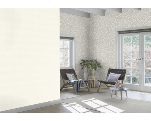 Lichte kamer met patroonbehang, fauteuils en kamerplant