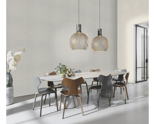 Eetkamer met eettafel, stoelen en twee houten hanglampen