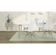 Lichte kamer met eettafel, stoelen en bloemenbehang
