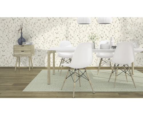 Lichte kamer met eettafel, stoelen en bloemenbehang