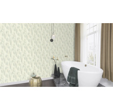Badkamer met bad en behang met patroon