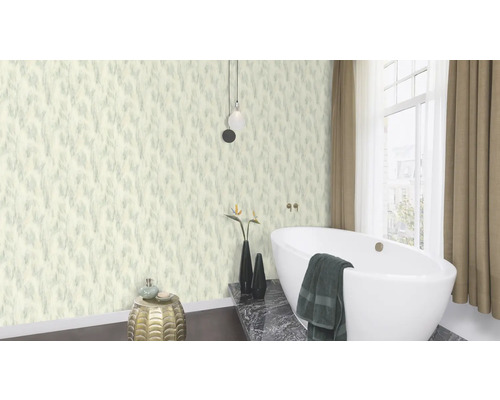 Badkamer met bad en behang met patroon