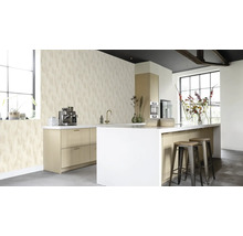 Moderne keuken met behang, kookeiland en barkrukken