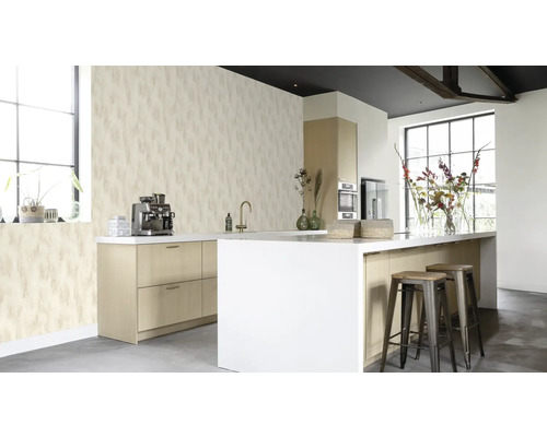 Moderne keuken met behang, kookeiland en barkrukken