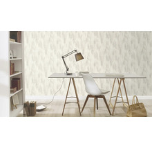 Scène van een werkkamer met behang met verenontwerp, bureau, lamp en boekenplank.