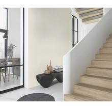 Lichte, moderne inrichting met trap, bank en decoratie