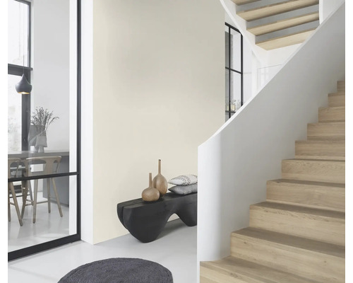 Lichte, moderne inrichting met trap, bank en decoratie