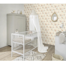 Lichte kinderkamer met ledikant, commode en behang met bloemmotief
