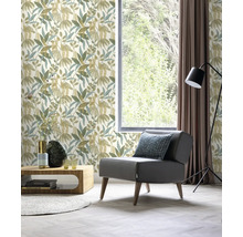 Woonkamer met bloemenbehang, fauteuil en raam