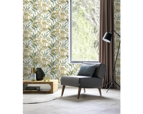 Woonkamer met bloemenbehang, fauteuil en raam