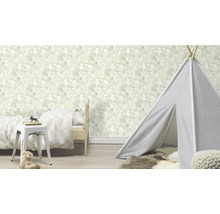 Kinderkamer met bed, speeltent en groen bladerbehang