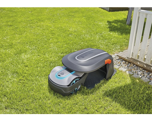 Gardena robotmaaier met laadstation op gazon