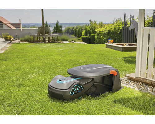 Robotmaaier met laadstation op een gazon in de tuin